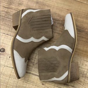 Crevo “Linnaea” Booties